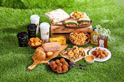 最受欢迎的赏花行程就是到MITSUI OUTLET PARK“赏花+野餐”。多间美食店铺,推出限定野餐外带轻食。