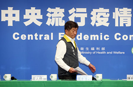 中央流行疫情指揮中心24日公布,2例新增武漢肺炎病例為案27的40多歲小兒子(案29)及70多歲妻子(案30)。