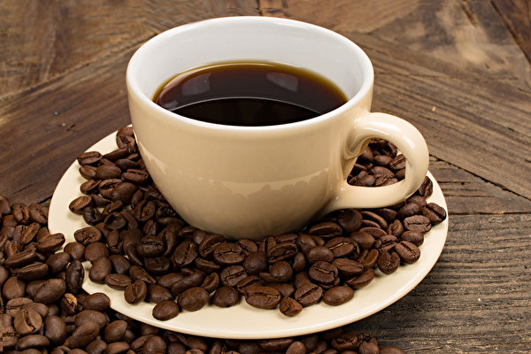 黑咖啡、拿铁咖啡、卡布奇诺等含奶咖啡在制作方法、热量、咖啡因等方面有什么不同？(Shutterstock)