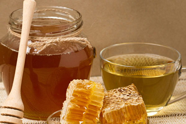 早晨空腹喝一杯加蜂蜜的白开水，能够加强肠胃蠕动，帮助身体排毒。(Shutterstock)