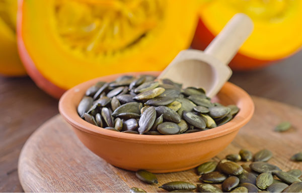 南瓜籽等多種天然食物和食療方法均能改善攝護腺肥大症狀。(Shutterstock)