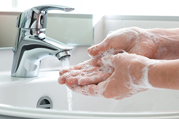 研究發現，洗手後如果沒有完全擦乾，細菌數量可能不減反增。(Shutterstock)