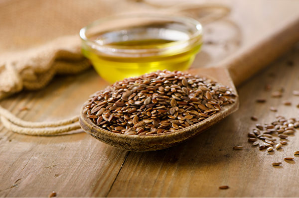 亚麻籽、亚麻籽油含木酚素，能防治摄护腺肥大。(Shutterstock)