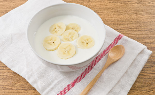 被稱為「快樂食物」的香蕉，所含的色胺酸與維生素B6正有益於製造血清素。(Shutterstock)