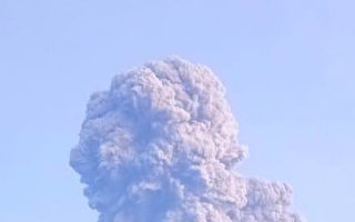印尼默拉皮火山喷发 火山灰窜至六千米高空