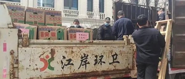 武漢民眾爆料江岸區也用垃圾車等運送肉等物資。（網絡圖片）