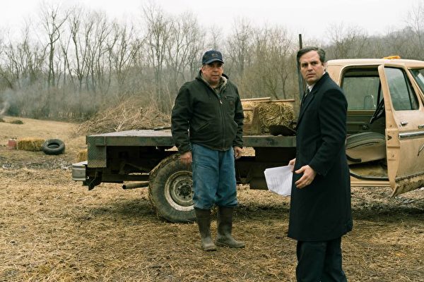Bill Camp (L) as a farmer and Mark Ruffalo as a lawyer in “Dark Waters.” (Focus Features)