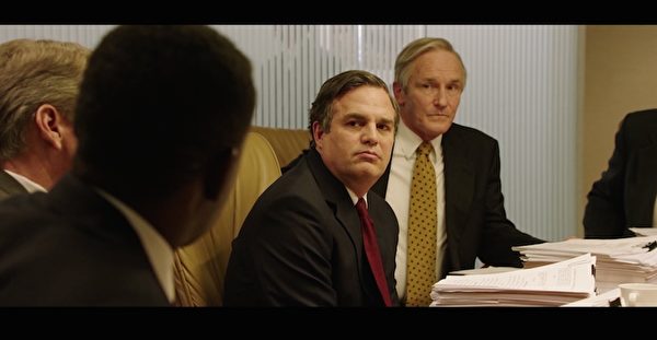 Mark Ruffalo (C) as a lawyer in “Dark Waters.” (Focus Features)