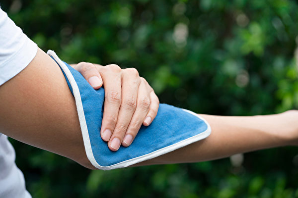外伤引起的瘀青可考虑先冷敷止血。(Shutterstock)