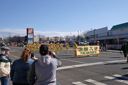 3月1日、7日、8日，纽约法轮功腰鼓队连续被邀请参加美国东部三个地区的圣派翠克节日（St. Patrick's Day）游行。图为3月8日的游行活动。