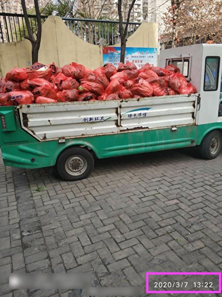 武漢民眾爆料當地用垃圾車等運送肉等物資。網民表示這個時間最早追溯到3月7日。（網絡圖片）