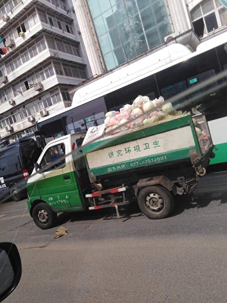 武漢民眾爆料當地用垃圾車等運送肉等物資。（網絡圖片）