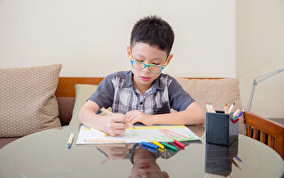 研究：紙筆書寫有助兒童閱讀 科技不及