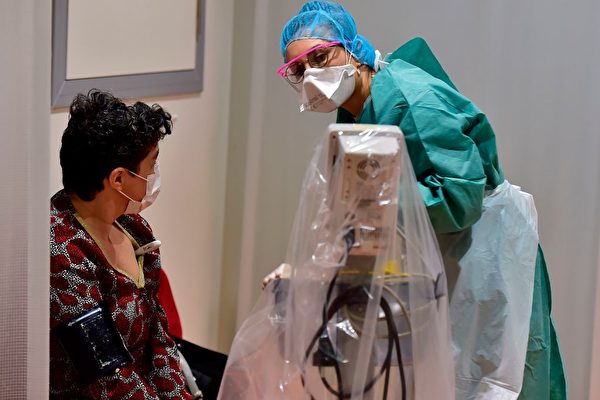 2020年3月9日，法國西南部城市波爾多的一名醫護人員在為病人做檢測。波爾多是武漢的友好城市，也是法國和歐洲首例確診的出現地點。(Photo by GEORGES GOBET/AFP via Getty Images)