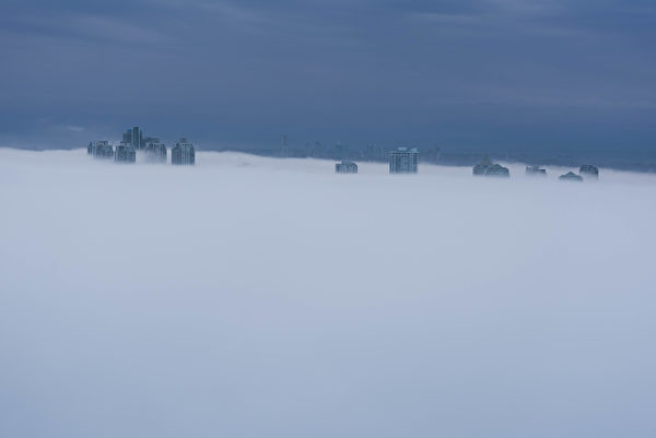 大溫哥華的本拿比，3月6日早上被大霧鎖定。（大紀元）