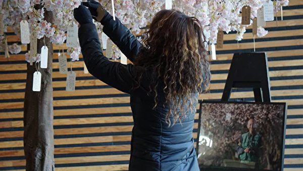 图：温哥华绿色俱乐部林圣哲医师追思会于3月12日举行，樱花树上系着无尽的祝福与感恩。（陈淑英提供）