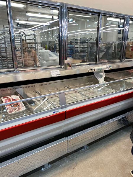 圖：溫哥華各地突顯搶購風，一些民眾擔憂新冠肺炎擴大，湧入超市搶購貨品。（網友提供）