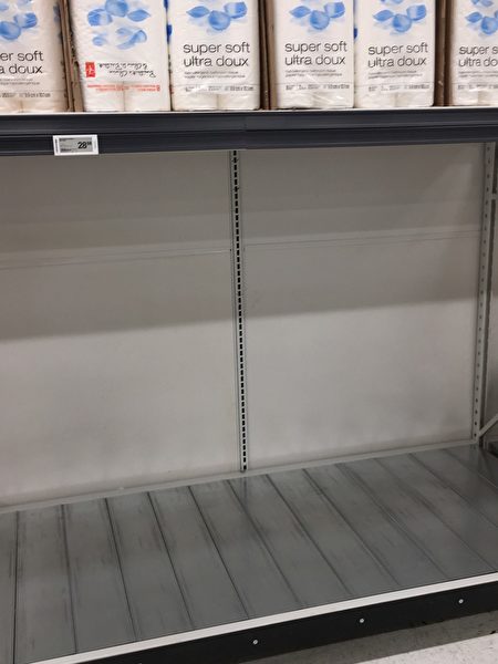 图：温哥华各地突显抢购风，一些民众担忧新冠肺炎扩大，涌入超市抢购货品。（网友提供）