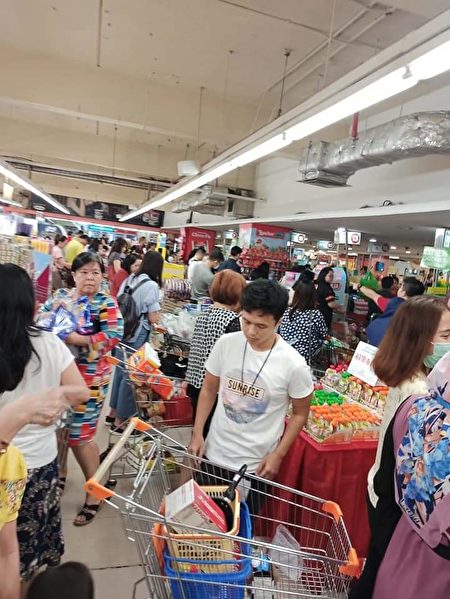 印尼雅加達某超市華裔印尼人掃貨的情況。（知情人提供）