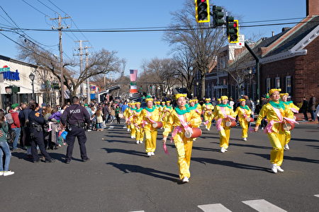 3月1日、7日、8日，纽约法轮功腰鼓队连续被邀请参加美国东部三个地区的圣派翠克节日（St. Patrick's Day）游行。图为3月8日的游行活动。