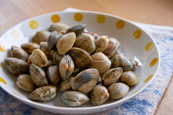 蛤蜊肉质鲜美，价格便宜，吃蛤蜊有助于降低胆固醇和血糖。(Shutterstock)