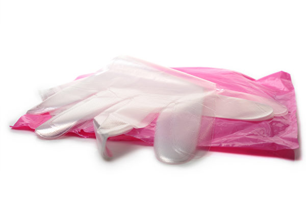 一次性塑膠手套雖然有防水作用，但是卻非常容易破損。(Shutterstock)