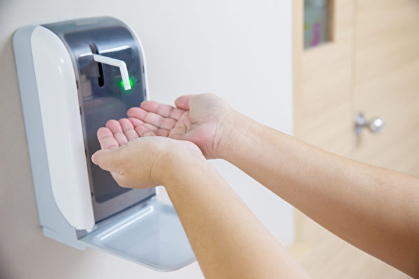 在大门的内外都放一瓶75％酒精或酒精干洗手液，回家开门前、外出前都先洗手。(Shutterstock)