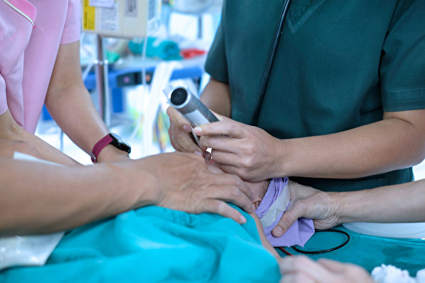 若遇到傳染病患，會交由麻醉科醫師插管。麻醉科醫師一般僅需7秒時間即可完成插管動作。(Shutterstock)