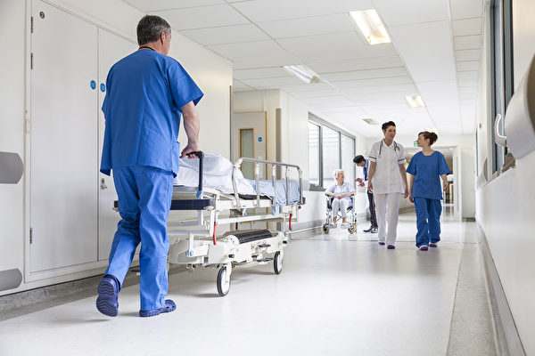 为防止医院再次出现院内感染或爆发大规模传染，院内感控要落实“分舱分流”。(Shutterstock)