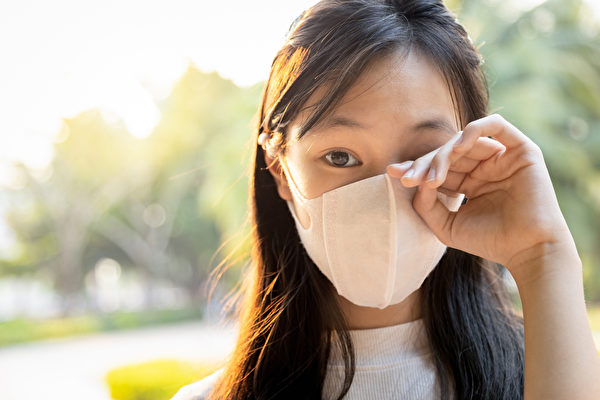 為預防社區感染加劇，戴口罩、多洗手、不摸眼鼻口是「最重要的三大原則」。(Shutterstock)