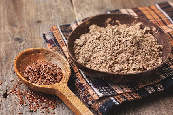 生亚麻籽的外壳很坚硬，并不易嚼碎，可以打碎食用。(Shutterstock)