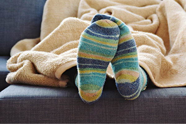 现体温较低、手脚冰冷代表血液循环不好，血液循环会影响免疫系统。(Shutterstock)