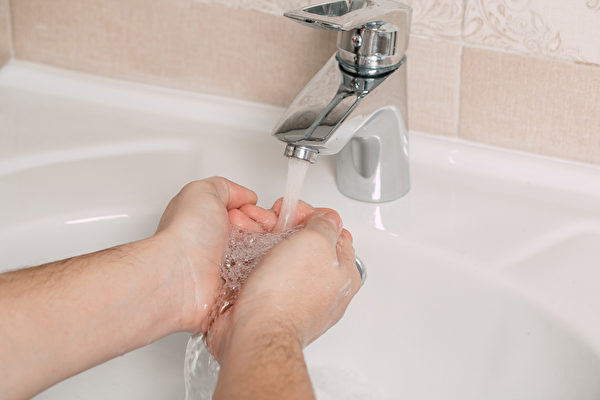 口罩并非万能，正确洗手可能更为重要。(Shutterstock)