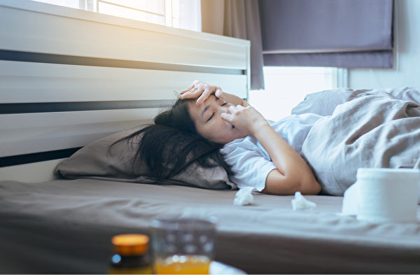 過敏患者如果出現發燒、頭痛等症狀，就要提高警覺。(Shutterstock)