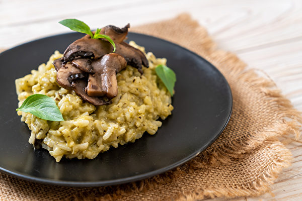 Cauliflower risotto with mushroom. (Shutterstock)