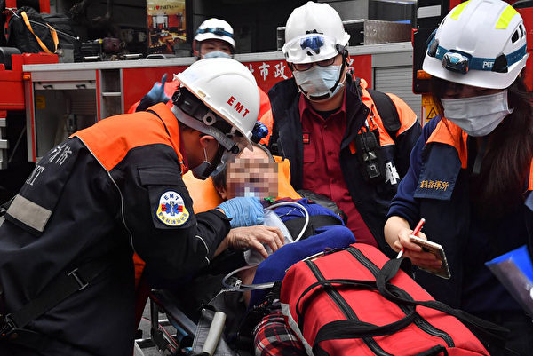 台北市中山区林森北路一栋14层楼高的建筑物26日上午大火，台北市消防局派53车139人驰援，并陆续救出民众送医。（中央社）