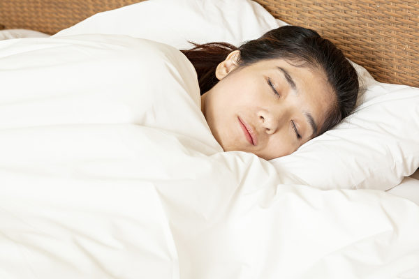 睡眠適量，可以讓人身心平衡，不但身體健康，就算是過了中年也不易發胖。(Shutterstock)