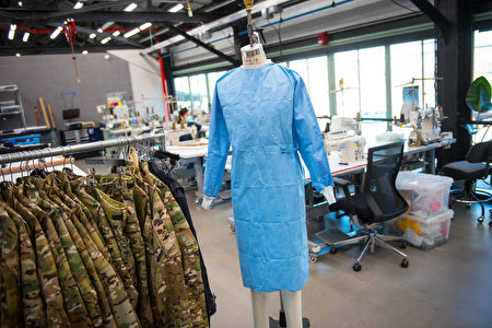 纽约布碌崙（布鲁克林）的军用服饰工厂改动生产线，生产医用手术服等医疗物资。