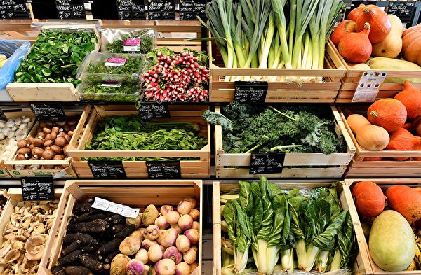 選購表面較乾的蔬菜，可避免過早腐爛。 (GEORGES GOBET/AFP via Getty Images)