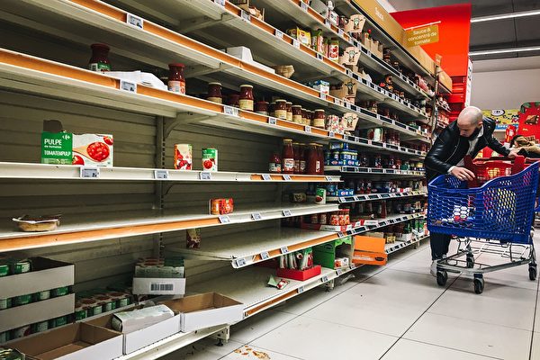 囤積過多糧食易造成浪費，應適量採買，一星期的量就足夠。(AFP via Getty Images)
