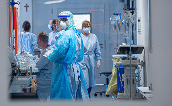 中共肺炎疫情大爆發，造成醫護人力嚴重不足。 (Sascha Schuermann/Getty Images)