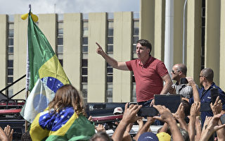 巴西民众示威吁开放禁令 总统现身支持