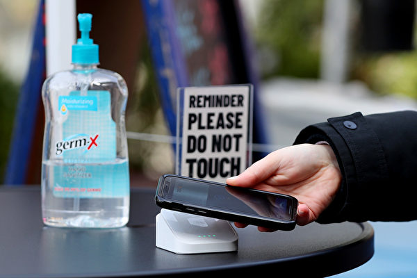 使用行動支付後，手機也要每天消毒。(Maddie Meyer/Getty Images)