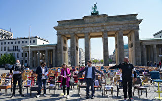 组图：德国疫情期间 桌椅代替人举行大型抗议