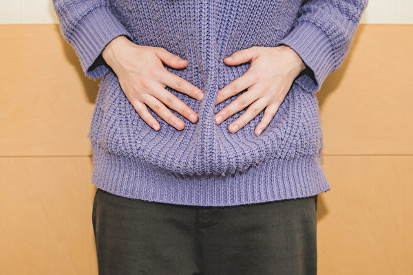 女性生理痛、經期不順等經期症狀，可通過按摩三陰交穴來改善。(Shutterstock)