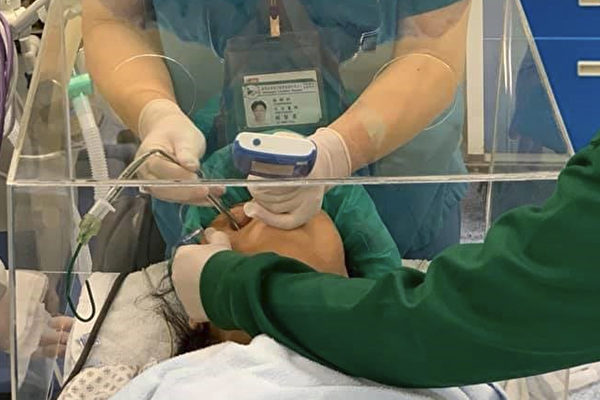 麻醉科醫師的賴賢勇為了減少插管的風險，設計了一款由透明壓克力板製成的「防疫箱」。（取自賴賢勇臉書）