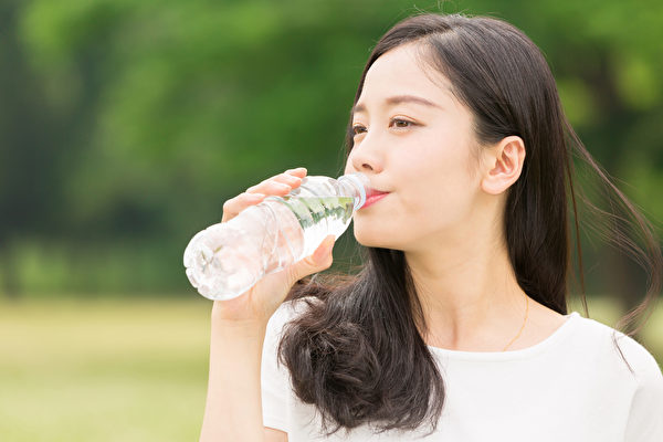 喝多少水才够？喝水前一定要了解“如何喝水”，才能有效清洁肠道。(Shutterstock)