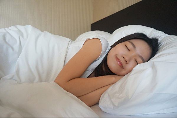 夜间睡觉时横躺，容易发生胃食道逆流。怎样的睡姿可避免胃酸反上来？(Shutterstock)