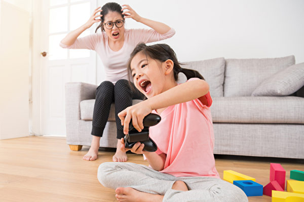 隔離在家，很多爸媽帶小孩很辛苦，治療師推薦3個可以讓孩子好好「放電」的居家遊戲。(Shutterstock)
