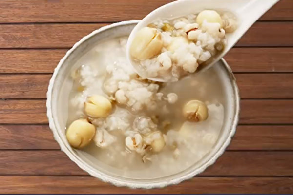 绿豆莲子薏米粥可以补气、安神、美白、消水肿。（胡乃文开讲提供）